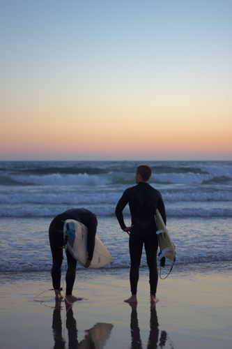 dex-ezekiel-7uA1ZCoZqlc-unsplash Surfers op het strans
